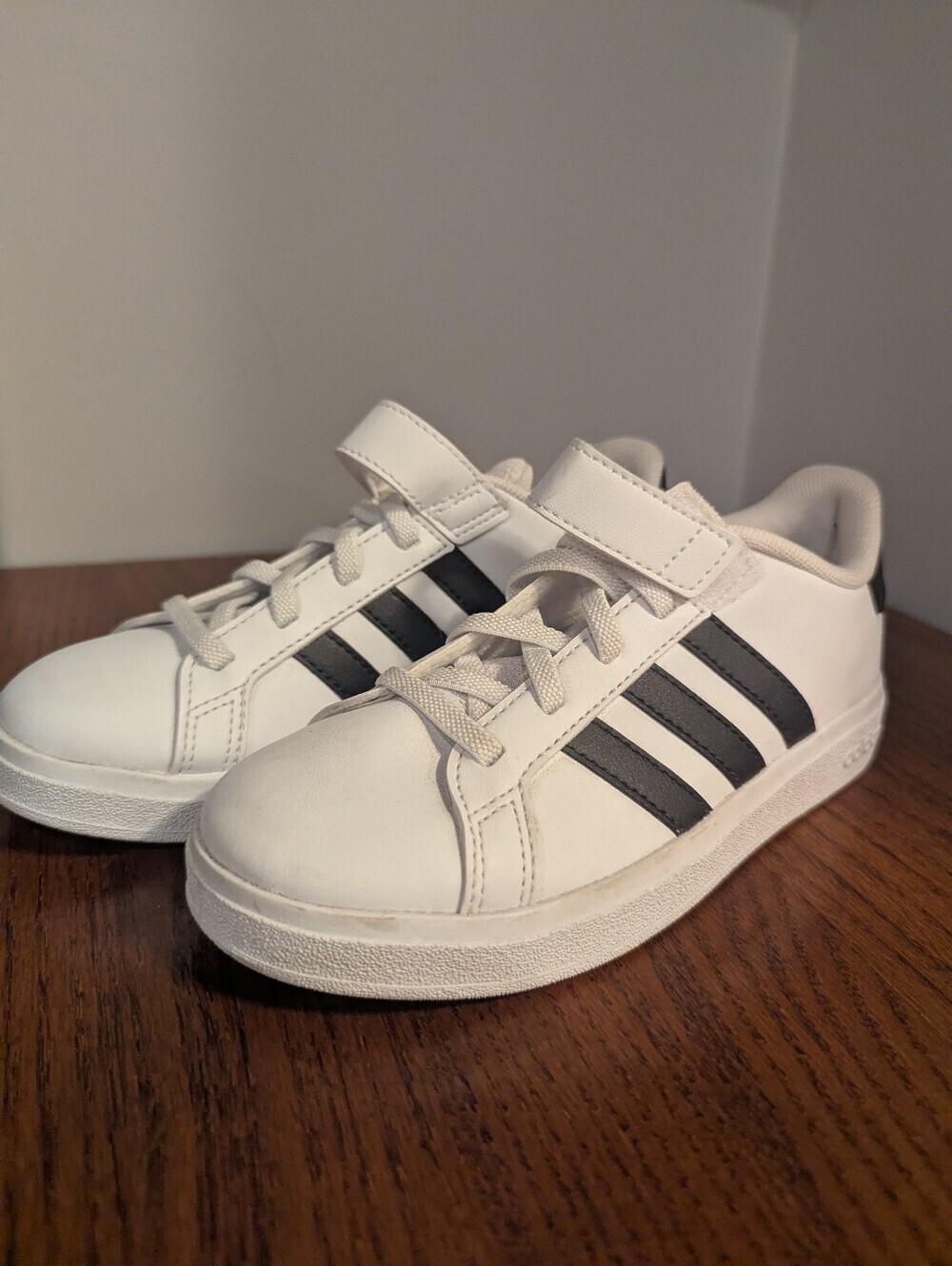 Adidas Grand Court  Kids Sneakers — White / Black Size 1 Like New Unisex
